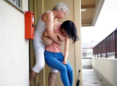Cô vợ trẻ mới cưới bị bố chồng già đè ra