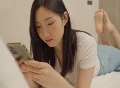Người phụ nữ tằng tịu với anh nhân viên giao hàng